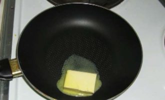 Smelt twee eetlepels boter in een koekenpan op laag vuur.