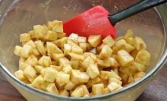 Rắc táo với đường (2 thìa canh), quế và bột mì theo lượng quy định trong công thức, trộn đều và để trong 20 phút để táo tiết ra nước.