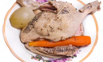 Quan el pollastre estigui cuit, retireu-lo de la paella i coleu el brou. Diluïm la gelatina amb una petita quantitat d'aigua i l'aboquem al brou.