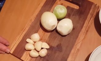 Bây giờ chúng ta hãy chuyển sang phần rau. Gọt vỏ hành tây, cà rốt và tỏi. Và rửa rau.