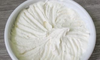 Paano gumawa ng masarap na tartlet na may pulang caviar? Una, paghaluin ang kulay-gatas at cottage cheese sa isang malalim na mangkok upang makakuha ka ng isang solidong masa. Magdaragdag din kami ng mga pampalasa sa panlasa at magdagdag ng asin.