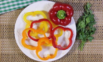 Gupitin ang bell pepper sa manipis na singsing. Subukang panatilihin ang kanilang kapal na hindi hihigit sa 5-7 milimetro.