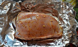 Därefter ska den rivna kalkonfilén lindas löst i folie och läggas på en plåt eller i en form. Grädda i en förvärmd ugn på 250 grader i 20 minuter, stäng sedan av ugnen och utan att öppna luckan, låt köttet stå i folie i ugnen i 2 timmar tills det har svalnat helt. Därefter ska den rivna kalkonfilén lindas löst i folie och läggas på en plåt eller i en form. Grädda i en förvärmd ugn på 250 grader i 20 minuter, stäng sedan av ugnen och utan att öppna luckan, låt köttet stå i folie i ugnen i 2 timmar tills det har svalnat helt.