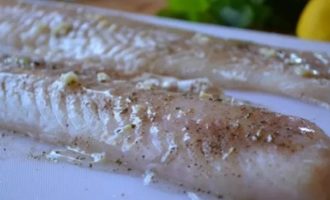 Verdeel de resulterende marinade over het hele stuk. Verdeel de resulterende marinade over het hele stuk.