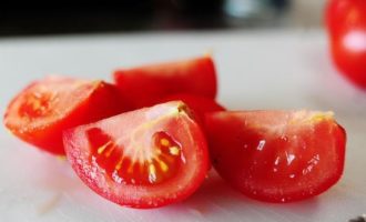 Gupitin ang bawat kamatis sa kalahati sa 2-4 na piraso depende sa laki ng gulay.