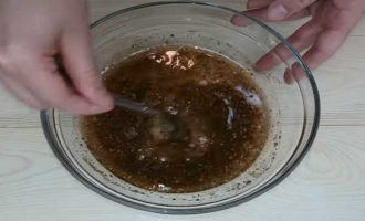 Roer de marinade-ingrediënten. Je proeft het, misschien wil je wat kruiden toevoegen.