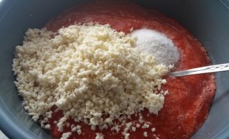 Hacka även tomaterna och vitlöken. Och i en skål, blanda tomat- och vitlökspuré och riven pepparrot. Tillsätt salt och socker, häll i vinäger.
