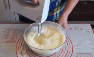 Tillsätt bakpulver och vanillin.Vispa blandningen ordentligt, ta bort eventuella mjölklumpar.