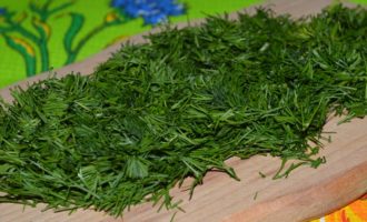 Kapag ang labis na kahalumigmigan ay pinatuyo mula sa mga gulay, i-chop ang dill nang napaka-pino. Hugasan ang mga pipino at gupitin ang mga ito sa medyo manipis na mga singsing, tandaan na alisin ang mga dulo.