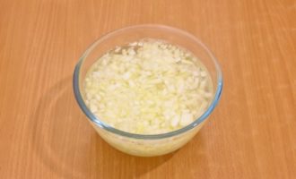 Curățați ceapa, clătiți sub robinet și tăiați-le în cuburi mici. Puneti ceapa tocata intr-un bol si adaugati un pahar cu apa clocotita. Lăsați ceapa să se aburească aproximativ 10 minute (această tehnică va ajuta la îndepărtarea excesului de amărăciune din ceapă). Scurgeți apa.