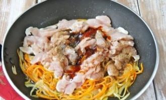 Afegiu els trossos al sofregit de verdures. Aboqueu-hi una mica de salsa de soja, salpebreu i salpebreu al gust.