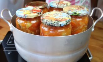 Lót một miếng vải vào đáy chảo sạch và đặt các lọ salad vào đó. Đậy nắp bằng nắp vô trùng. Đổ nước nóng vào chảo sao cho nước ngập đến cổ lọ rồi đốt lửa. Đun sôi và khử trùng trong 5-10 phút, tùy thuộc vào thể tích hộp đựng.