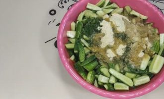 Chúng tôi kết hợp mọi thứ trong một thùng chứa. Thêm nước sốt vào dưa chuột với thì là rồi đổ giấm và dầu thực vật vào. Trộn kỹ và để yên trong 3 giờ. Nên khuấy hỗn hợp cứ nửa giờ một lần để nước sốt thấm đẫm dưa chuột.