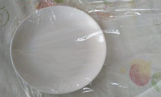 Chuẩn bị các món ăn làm sô cô la: lấy một cái đĩa hoặc khuôn. Chiếc đĩa thích hợp để làm thanh - bạn chỉ cần đổ sô cô la lên màng trong đĩa và bọc lại.