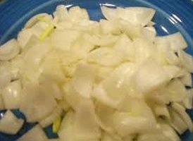 Gupitin ang pangalawang sibuyas sa malalaking piraso, humigit-kumulang sa laki ng mga puso mismo, at ilagay ang mga ito sa isang hiwalay na plato.