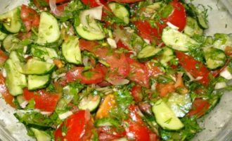 Kumuha ng isang malaking mangkok at ilagay ang mga hiwa ng kamatis, paminta at mga singsing ng pipino, pati na rin ang mga tinadtad na damo dito. Timplahan ang mga gulay, magdagdag ng kaunting paminta, magdagdag ng asukal sa panlasa, magdagdag ng suka at langis ng gulay. 