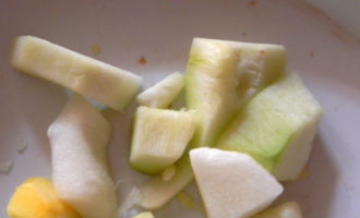 Gamit ang isang gilingan ng karne (mas mabuti electric), gilingin ang mga piraso ng zucchini, paminta at cloves ng bawang. Kasabay nito, maglagay ng malinis na mga garapon upang isterilisado.