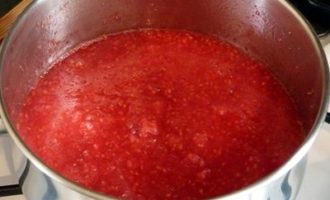 Breng op middelhoog vuur het mengsel van frambozen en water aan de kook en kook gedurende 5 minuten, al roerend en afschuimend. Haal de pan van het vuur en laat het mengsel iets afkoelen.