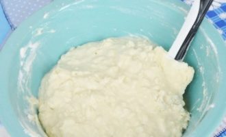 Idagdag ang kinakailangang halaga ng harina sa nagresultang likidong base at masahin ang kuwarta gamit ang iyong mga kamay. Masahin hanggang sa tumigil ito sa pagdikit sa iyong mga kamay at maging makinis at nababanat.