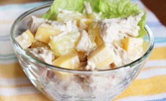 Barregeu bé, podeu utilitzar rodanxes verdes o de pinya per decorar l'amanida; en servir el plat en porcions en plats separats, podeu posar-lo sobre fulles d'enciam.