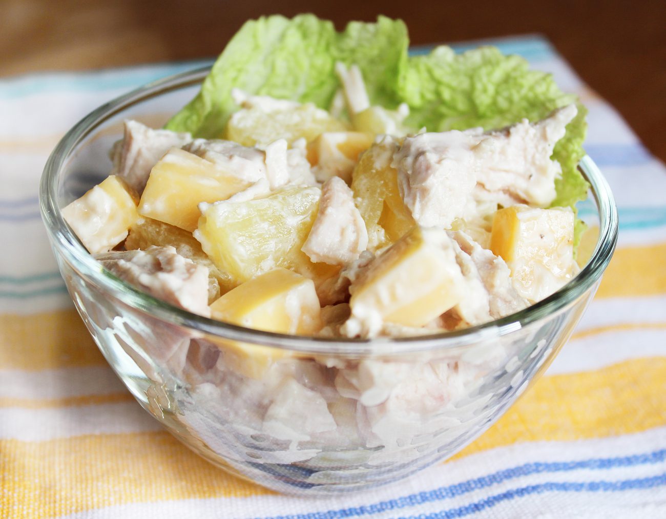 Amanida amb pollastre, pinya, formatge