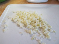 Skala vitlöksklyftorna, hacka dem i en vitlökskvarn och lägg i köttet. Skala vitlöksklyftorna, hacka dem i en vitlökskvarn och lägg i köttet.