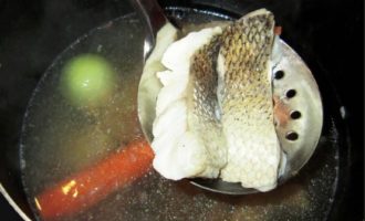 Koka gösen i 15 minuter från början av kokningen och på låg värme. Se till att ta bort skummet från buljongens yta. Överkok inte fisken, annars förlorar den sin täthet och helhetssyn. Mot slutet av tillagningen, tillsätt svartpepparkorn, kryddpeppar och salt efter din smak i buljongen.Blötlägg samtidigt gelatinet i 1/3 kopp varmt vatten.