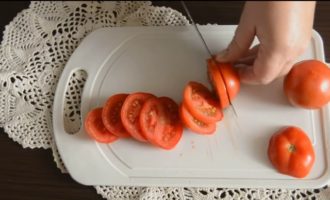 Vi tvättar tomaterna och skär dem också i cirklar.