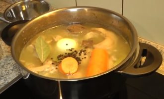 Khi chân giò đã luộc chín (đảm bảo thịt đã tách rời khỏi xương), muối vào nước dùng và cho rau vào mà không cắt, thêm lá nguyệt quế. Và tiếp tục nấu thêm một giờ nữa.