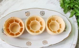 Maghanda tayo ng plato para ihain ang ulam sa mesa. At lagyan ng tartlets.
