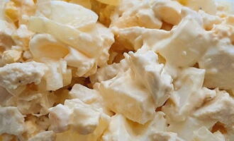 Tots els ingredients estan preparats. Agafeu un bol gran i hi aboqueu pollastre, pinyes i formatge; utilitzarem maionesa per amanir.