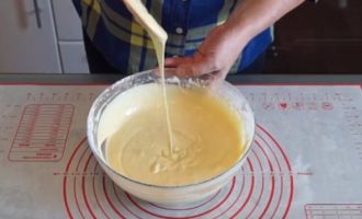 Vi använder en sked för att kontrollera att vårt test är korrekt. Den idealiska degen för fluffiga pannkakor bör ha samma tjocklek som kondenserad mjölk.