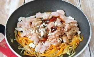 Aboqueu-ho en un plat i deixeu-ho coure fins que tots els ingredients estiguin cuits.