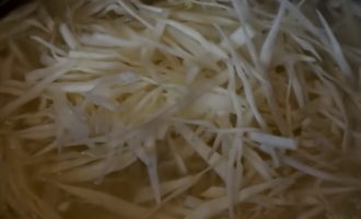 Đặt khoai tây vào một cái chao và để chúng ráo nước. Sau đó thêm nó cùng với bắp cải vào nước dùng sôi. Nấu trong 10 phút.