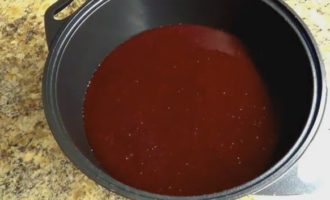 Pagkatapos nito, ibuhos ang juice sa isang kasirola at ilagay sa mababang init. Ibuhos ang asukal dito at lutuin ng mga 5 minuto. Huwag kalimutang pukawin palagi upang ang asukal ay ganap na matunaw.