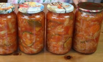 Sau đó, chúng tôi cẩn thận lấy lọ ra và vặn chặt hoặc đóng nắp lại. Lật lại và đắp chăn. Hãy để nó ngồi trong khoảng 3 giờ. Sau đó, lật lại và để nguội ở nhiệt độ phòng. Lưu giữ ở nơi mát mẻ.