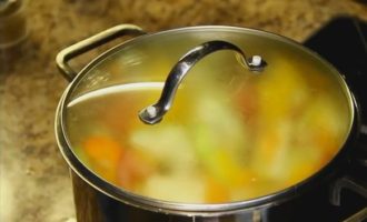 Se fierbe tocana noastră de legume sub capac, la foc mediu, timp de o jumătate de oră. În același timp, nu uitați să amestecați în mod regulat amestecul.