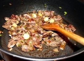 Sa isang kawali, mas mabuti ang isang malalim, maglagay ng isang piraso ng mantikilya at ibuhos sa isang maliit na langis ng gulay. Ilagay ang kawali sa katamtamang init at hintaying matunaw at uminit ang mantikilya. Susunod, magdagdag ng pinong tinadtad na sibuyas at ihalo nang maigi gamit ang isang spatula o kutsara. Iprito ang sibuyas hanggang sa ito ay maging ginintuang at magsimulang amoy mabango. Pagkatapos ay idagdag ang mga puso ng manok sa mga sibuyas, ihalo muli ang lahat nang lubusan hanggang sa maging homogenous ang lahat. Pagkatapos nito, i-on ang init sa maximum. Ito ay kinakailangan upang ang tubig na nasa mga puso ay mabilis na sumingaw, at ang mga puso mismo ay bahagyang pinirito bago nilaga.