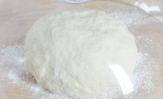 Pagkatapos ay takpan ang mangkok gamit ang kuwarta gamit ang isang napkin at iwanan upang magpahinga ng 30 minuto.