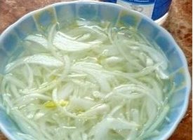 Col·loqueu la ceba en un plat, aboqueu aigua freda barrejada amb 2 cullerades. l. vinagre. Deixar marinar durant mitja hora.