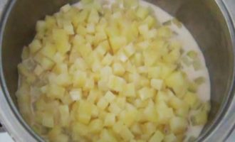 Giet de bouillon van de gekookte aardappelen af ​​in een aparte container. Giet een half glas warme room of melk over de aardappelen.