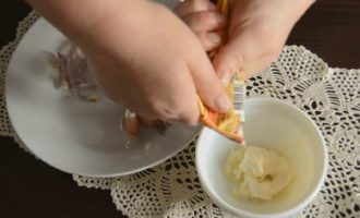 Pressa ur vitlöksklyftorna med hjälp av en press. Tillsätt majonnäs till dem och blanda.