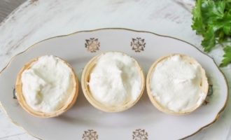 Punan ang mga basket ng waffle na may handa na cream halos sa itaas, na nag-iiwan ng kaunting espasyo para sa caviar.