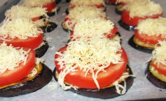 Ultimul pas este să stropiți structura de vinete, brânză și roșii cu brânză rasă rămasă. Apoi puneți foaia de copt cu semifabricatul într-un cuptor deja preîncălzit la 200 de grade pentru literalmente cincisprezece minute.