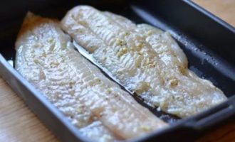 Leg de gemarineerde kabeljauwfilet vervolgens op een ingevette bakplaat en plaats deze 30 minuten in de oven, voorverwarmd tot 180°C. Leg de gemarineerde kabeljauwfilet vervolgens op een ingevette bakplaat en plaats deze 30 minuten in de oven, voorverwarmd tot 180°C.