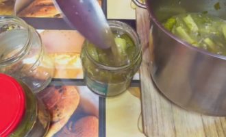 Tratați borcanele cu sterilizare și puneți în ele salată fierbinte de castraveți. Închideți piesa de prelucrat cu capace metalice fierte. Peste borcanele inchise ermetic asezati o patura intoarsa cu susul in jos si lasati-le sa se raceasca la temperatura camerei. Apoi trimiteți-l pentru depozitare. Tratați borcanele cu sterilizare și puneți în ele salată fierbinte de castraveți. Închideți piesa de prelucrat cu capace metalice fierte. Peste borcanele inchise ermetic asezati o patura intoarsa cu susul in jos si lasati-le sa se raceasca la temperatura camerei. Apoi trimiteți-l pentru depozitare.