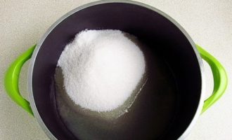 Blanda vätskan som dränerats från bären och ett halvt kilo socker i en kastrull och rör om.