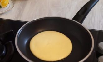 Det är bäst att baka en pannkaka i taget i en långpanna. Det finns ingen anledning att smörja den med olja. Ta en liten slev och häll i smeten, fördela pannkakan. Stek på måttlig, eller helst låg, värme.
