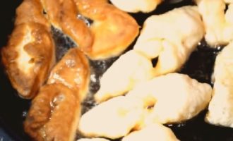 Chúng tôi làm nóng bếp trước. Đổ tất cả dầu thực vật vào chảo rán và đun nóng. Chiên từng miếng bột trong dầu nóng trong 2-3 phút.