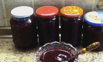 Habang mainit, ibuhos ang halaya sa mga sterile na garapon at isara sa mga takip. Maaari lamang itong itabi sa refrigerator. Sa sandaling lumamig ang jam, ito ay magiging makapal.